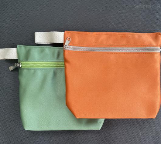 Pochette in tessuto satinato con zip forntale e maniglia