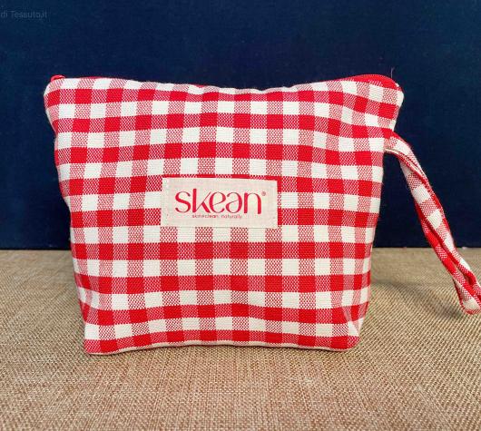 Pochette in cotone con quadretti rossi e bianchi, personalizzata con etichetta logo frontale