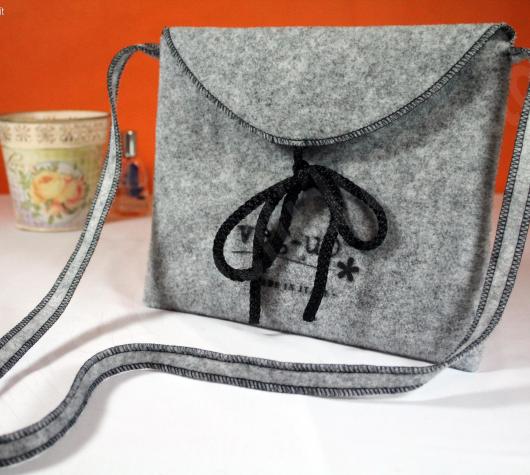 Pochette in feltro di lana cotta grigio melange con maniglia a tracolla