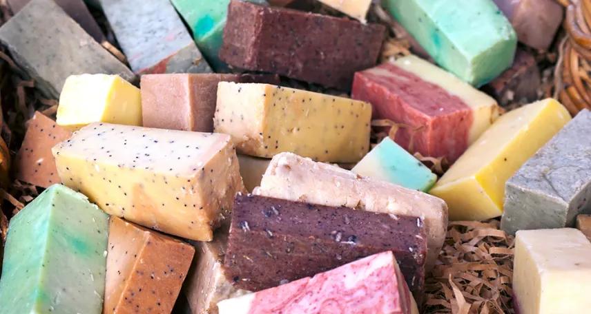 confezionare saponette con sacchetti di tessuto