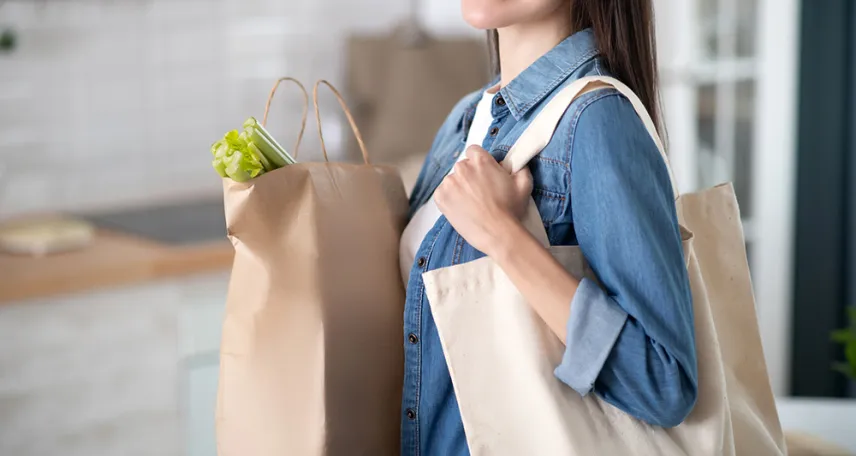 donna-fa-spesa-con-sacchetti-di-tessuto-e-carta