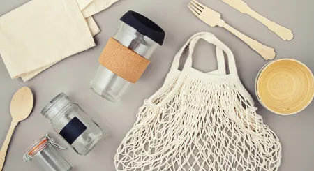 Sacchetti riutilizzabili vasetti e tazze di vetro per ridurre la plastica