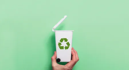 concetto di riciclaggio bidone spazzatura su sfondo verde