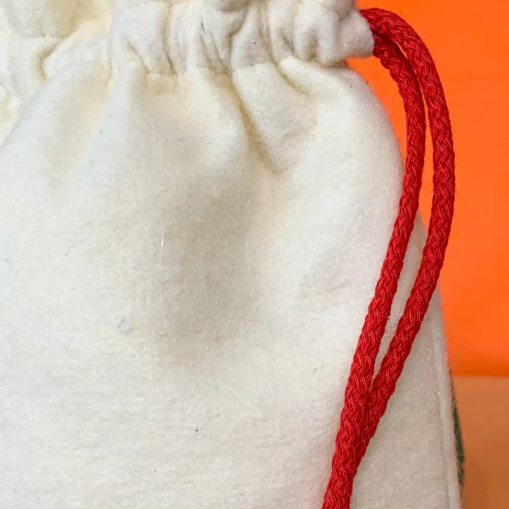 Dettaglio sacchetto di feltro di lana cotta