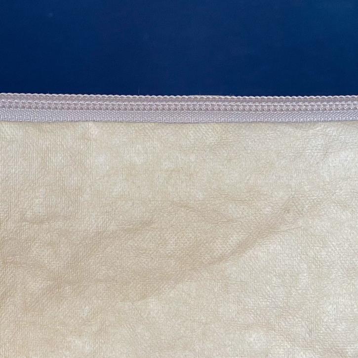 Dettaglio pochette in stoffa effetto carta con zip lampo e maniglia