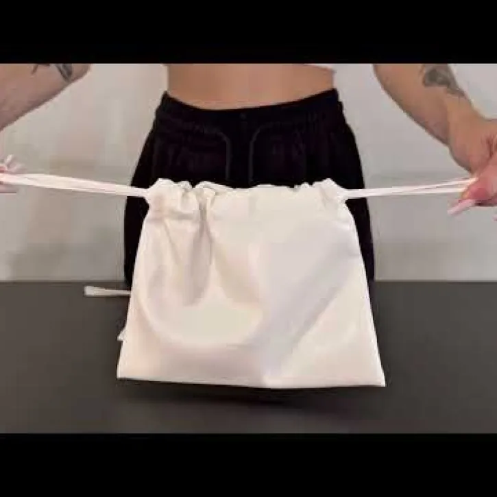 Sacchetto in finta pelle con chiusura a coulisse  e pochette