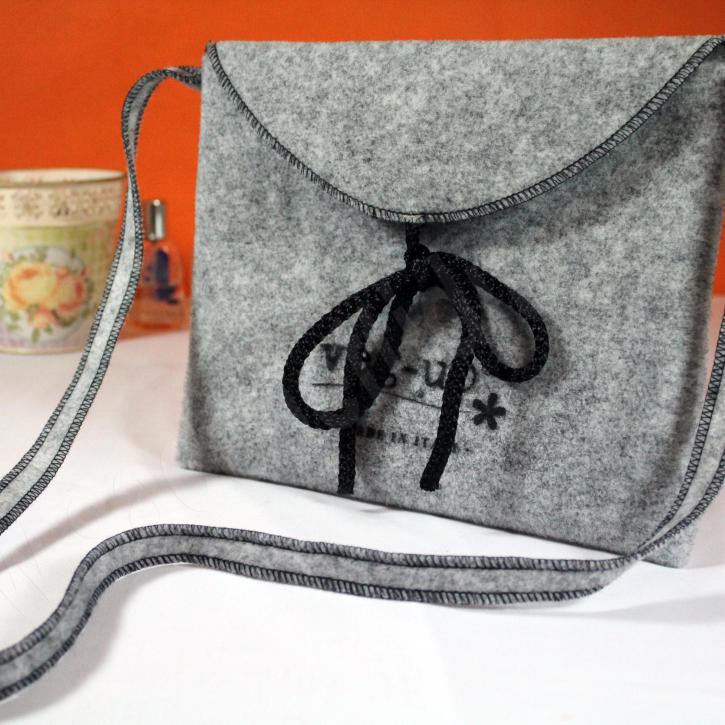 Pochette in feltro di lana cotta grigio melange con maniglia a tracolla