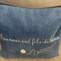 Pochette in tessuto jeans denim in dettaglio