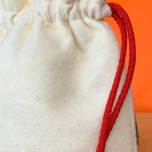 Dettaglio sacchetto di feltro di lana cotta