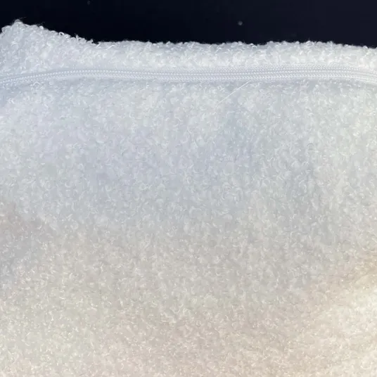 Pochette bauletto in blouché bianco ottico con zip lampo