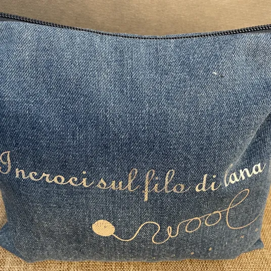 Pochette in tessuto jeans denim in dettaglio