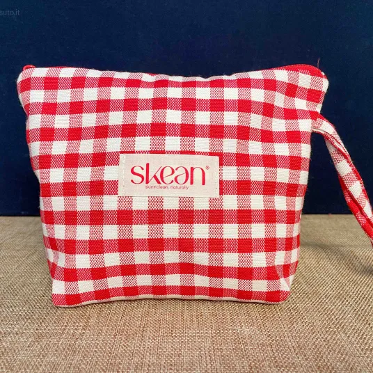 Pochette in cotone con quadretti rossi e bianchi, personalizzata con etichetta logo frontale