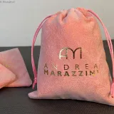 Pochette en velours rose avec logo imprimé en or