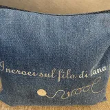 Pochette en tissu jean denim en détail