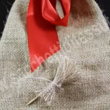 détail de la chaussette de la Befana en jute