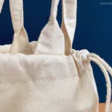 Détail coton et fermeture du sac en coton avec les anses