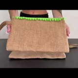 Pochette in juta con pon pon