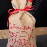 sac en jute pour Noël bordé de satin rouge et imprimé rouge de Noël