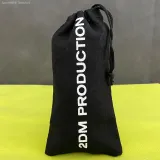 Sac en coton canvas noir avec fermeture par un cordon.
