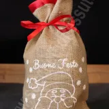 sac en jute pour Noël bordé de satin rouge et impression blanche de Noël