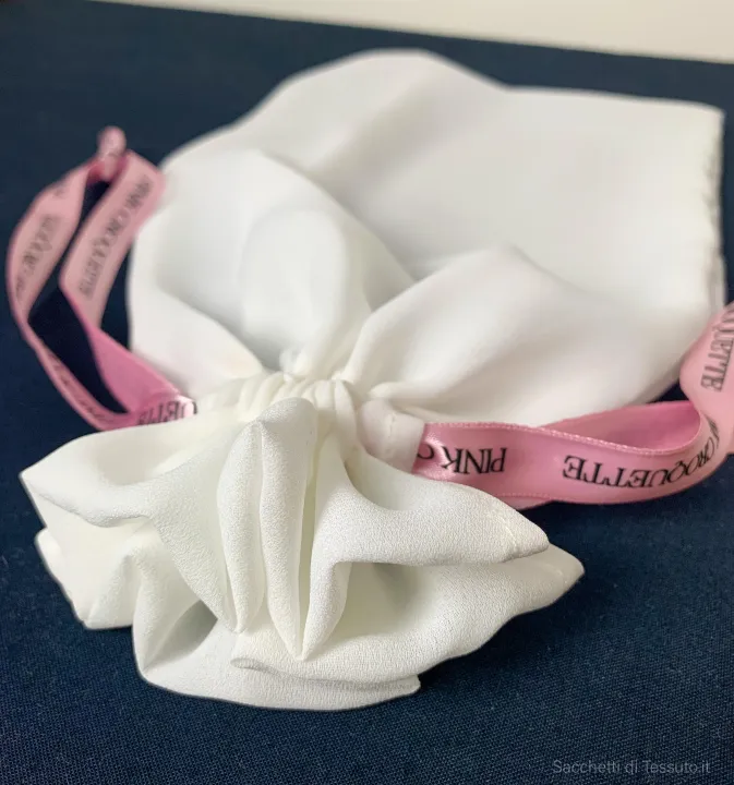 Détail sac en tissu en georgette