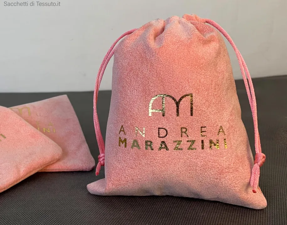 Pochette en velours rose avec logo imprimé en or
