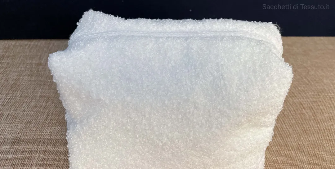 Boxy clutch in optical white blouché with zipper closure