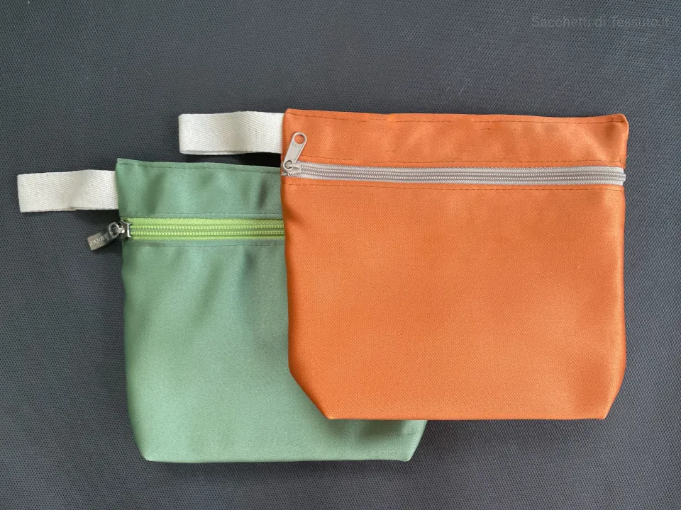 Pochette en tissu satinée avec zip frontal et poignée