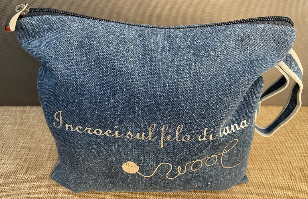 Pochette en tissu jean denim en détail