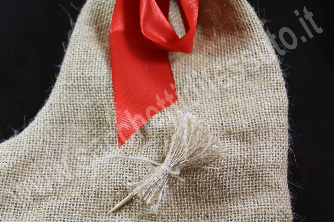 détail de la chaussette de la Befana en jute