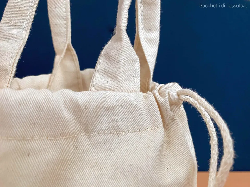 Détail coton et fermeture du sac en coton avec les anses