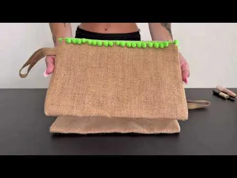 Pochette in juta con pon pon