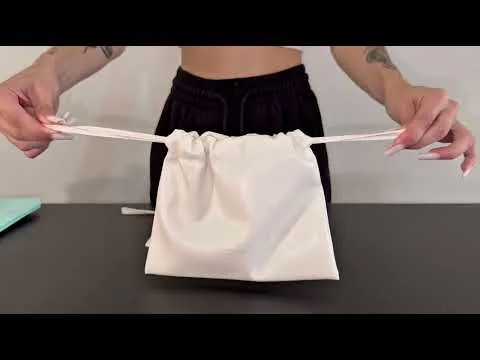 Sacchetto in finta pelle con chiusura a coulisse  e pochette