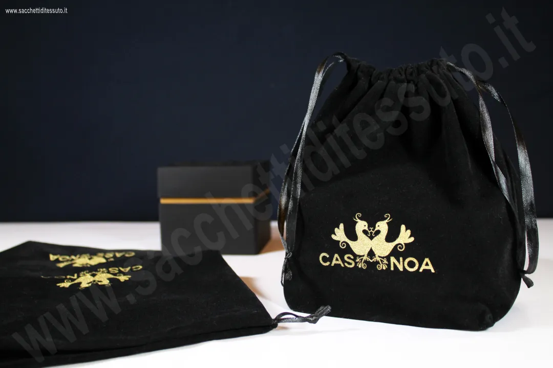 Sacchetto en velours noir avec fermeture à rubans en satin imprimé or pour bouteilles et dragées