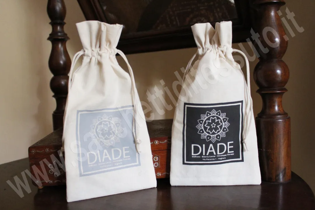 Natural cotton bag with candy-style closure