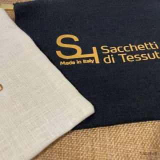 Dettaglio pochette in lino puro con stampa a caldo