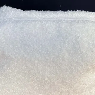 Pochette bauletto in blouché bianco ottico con zip lampo