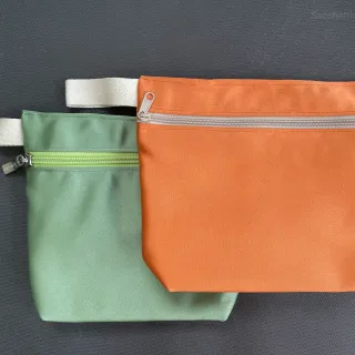 Pochette in tessuto satinato con zip forntale e maniglia
