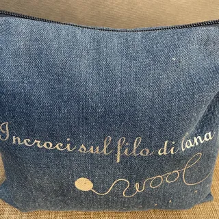 Pochette in tessuto jeans denim in dettaglio