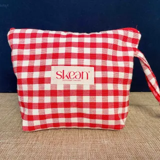 Pochette in cotone con quadretti rossi e bianchi, personalizzata con etichetta logo frontale