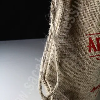 Sacchetto in juta porta bottiglie  chiusura a confetto dettaglio corde in juta  